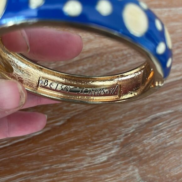 Betsey Johnson hinged bangle - Picture 3 of 4